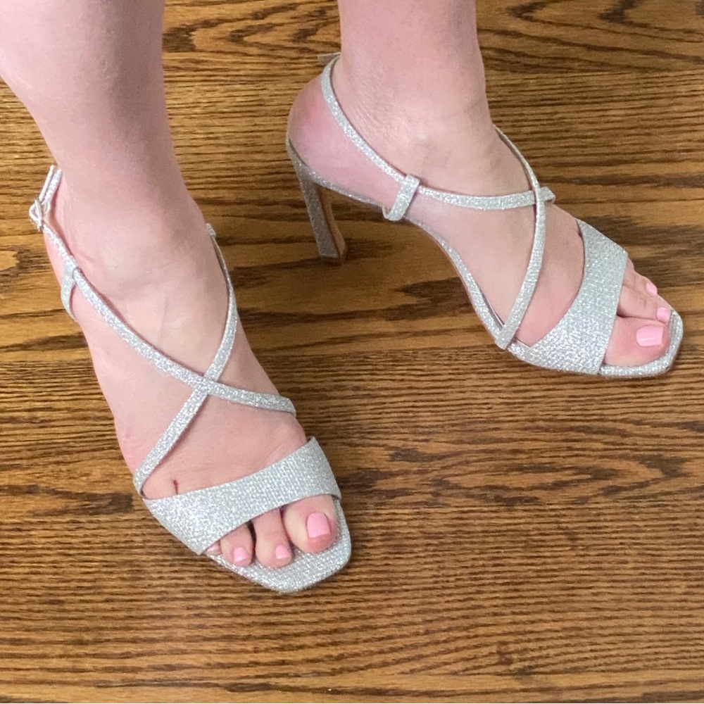 Badgley Mischka Gorgeous Women’s Silver Fabric Cross Strap Ebiza Pumps Size 9 - Picture 9 of 11